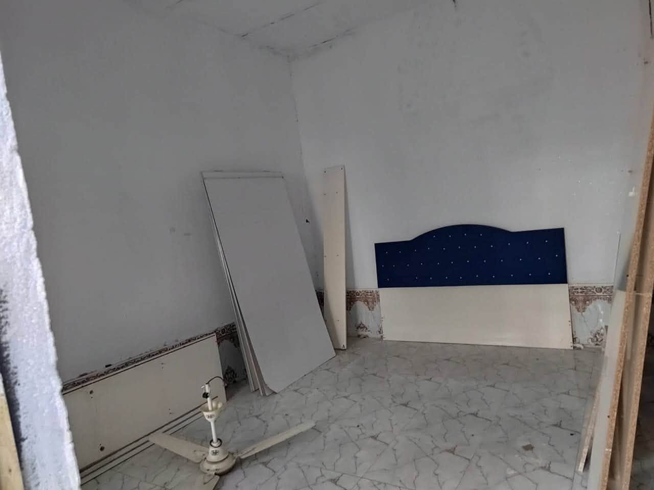 السلام عليكم 
البيت للاجار ب 300 وبي مجال 
بي صاله وغرفه ومطبخ وحمامات 
العنوان حي الثوره نهايه السوق قرب حسينية الناصري
***********
