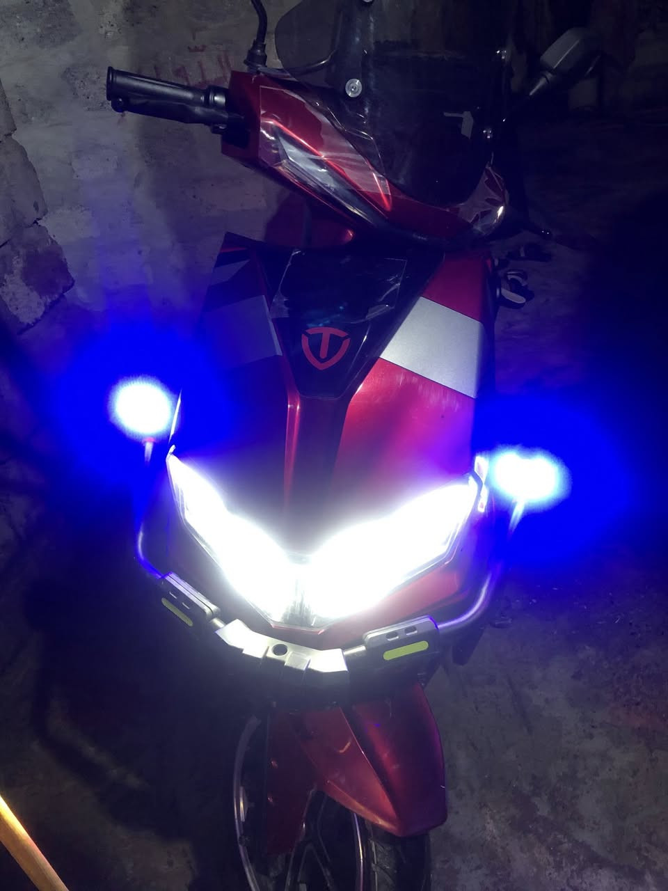 تايليج (TAILG) نظيفة و جاهزة للموسم - ضمان سنة كاملة
الوصف:
للبيع دراجة تايليج (TAILG) شحن، لون ملكي (أحمر ميتاليك). الدراجة نظافة عالية، جاهزة للاستخدام بدون أي مصاريف إضافية.
المواصفات:
• 6 بطاريات جديدة كلياً (شد شركة) لأطول عمر وأقوى أداء.
• ضمان حقيقي لمدة سنة كاملة (يشمل العقل، الباتري، والملف) مثل ما موضح بل وصل تكدر تقرأ .
• كراش بار حماية، كشافات LED قوية جداً، صندوق خلفي كبير.
• النظام: عقل ذكي متوافق تماماً مع الملف لعزم قوي واستهلاك مثالي للطاقة.
• الراحة: سدلة جلد مريحة، شاشة رقمية واضحة لعرض الشحن والسرعة.
المميزات:
1. اقتصادية: وداعاً للبنزين ومشاكله.
2. حالة الوكالة: استخدام حشيم ومهتم جداً بالدراجة.
3. تصميم عصري: إضافات وملصقات مميزة تجعلها فريدة في الشارع.
السعر خاص او الاتصال على الرقم ( ***********)
