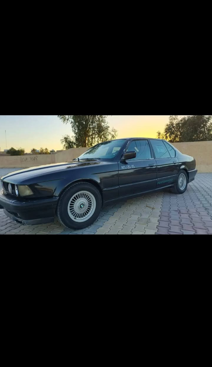 السلام عليكم
بي ام 735 بغداد موديل 1991 مكينه بلاد السياره 6 سلندر  جاهزه مكينه كير تبريد باتري كله جديد كهربائيات كله شغاله 
السعر ٣٨ بيه مجال 
العنوان واسط 
***********
