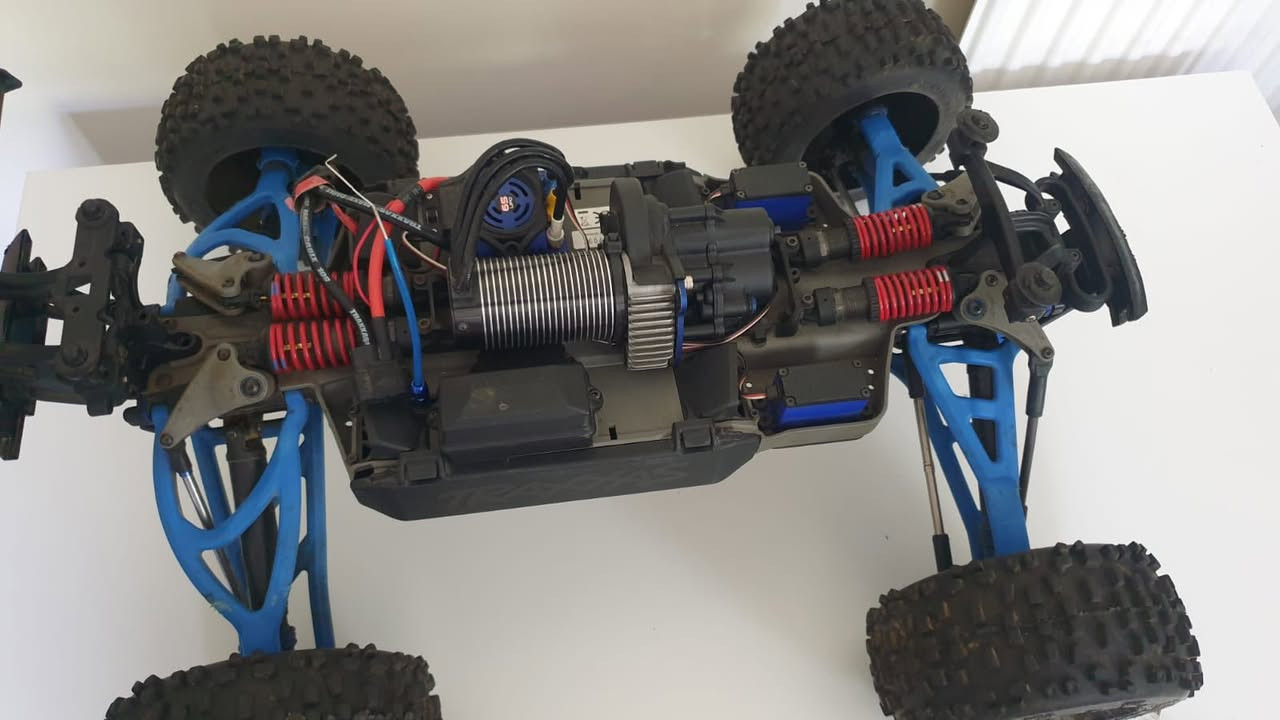 Traxxas E-revo 6S 
السعر 950 الف


**إذا كنت صاحب هذا الإعلان وتريد حذفه لأي سبب، رجاءا أرسل رسالة إلى الدعم الفني**