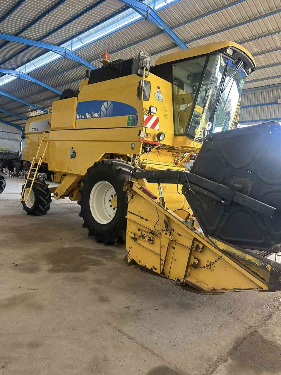 حاصده نيوهولند  موديل 2005 دبل درام5 بلم هيدرو طبله 17 سنويه ورقم اربيل ***********
