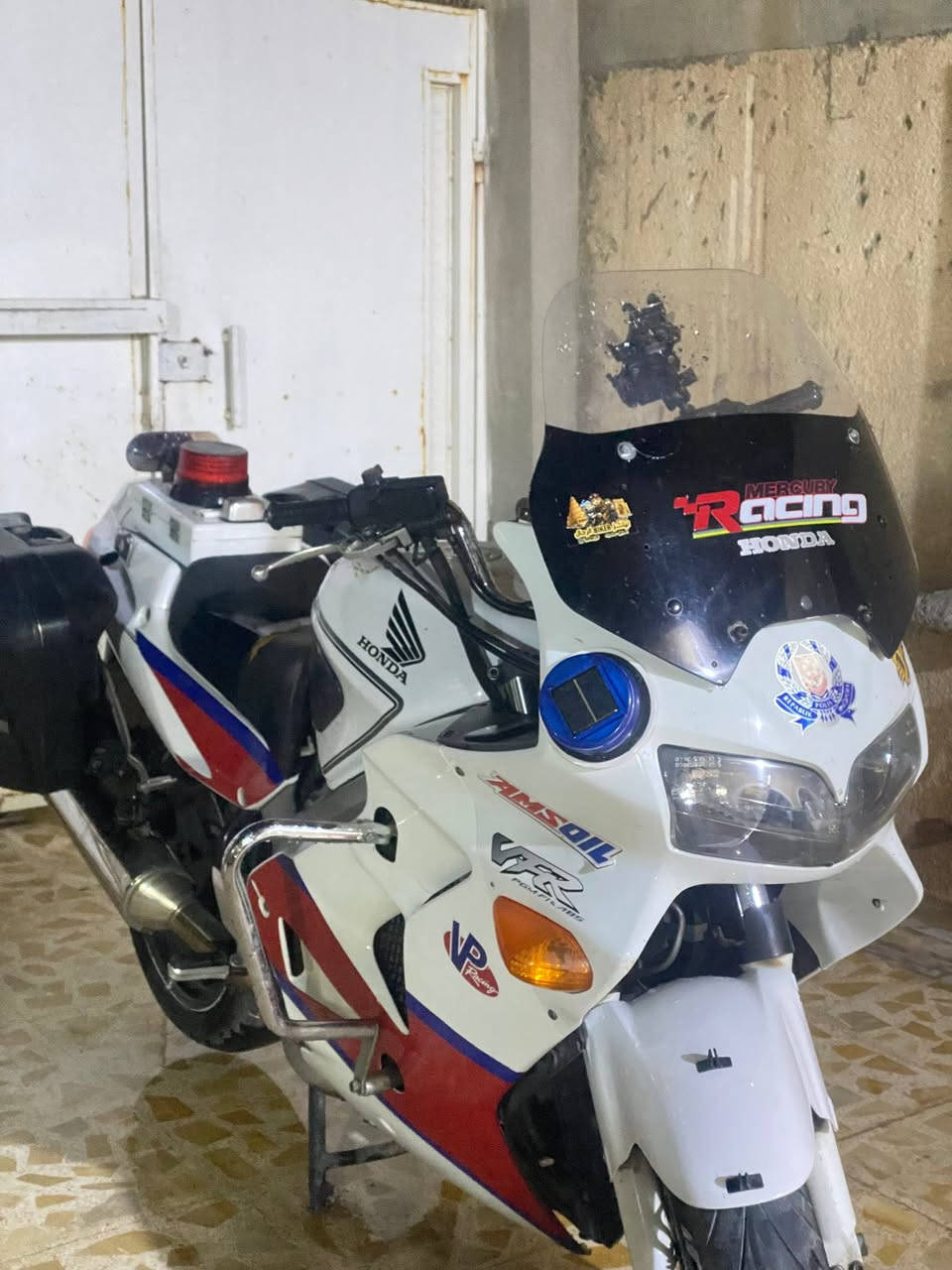 السلام عليكم دراجه للبيع هوندا vfr 800cc
موديل 2006
دراجه تجي نضام نوزل 
نضام abs اي بي اس 
شاشه الكترونيه دجتال 
 دراجه بوليسيه مال شرطه اليابان 
دراجه بحاله الوكاله كلهه شغاله 
كفاله عامه 
دراجه بدون رقم بدون كمرك مكاني سامراء 
السعر 20
الرقم ***********
مامتواجد عل فيس
