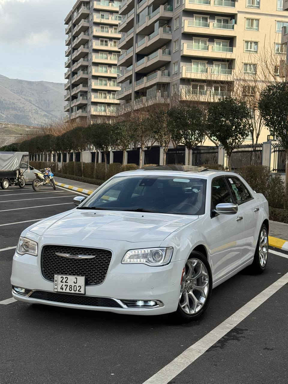 سلام عليكم سياره اوباما موديل 2017 C بلاتينيوم اعلي فئه بل اوباما يعني غني عن تعريف مواصفات سياره مكفوله كفاله عامه من كل شي سياره خليجي سفر شركه هارلم  كلين تايتل مع ختم انترتريك 
رقم ☎️ ***********
مواصفات سياره C /platineom
شاشه كبيره + تشغبل عن بعد 
كامره خلفي دواره +حساس خلفي 
كشنات امامي كهرباي + تتفيه تبريد 
مكان كلاصات حار 🌶️ +بارد 🧊 
كشن امامي مع استيرن خزن ميموري 
استيرن كهرباي مع نضام خزن كشن سايق
كشنات بقلاوه بلادي + خلفي تتفيه
داخل صاج بلادي
شفتات استيرن مع تحكم كامل 
مرايه قلاب مع بك
 حساس خلفي 
لايتات بخ دواره مع استيرن 
ويل 20 بلادي / بلاتينيوم
يدات نيكل مرايات نيكل ويل نيكل  /نوع مات بلاتينيوم
سكف بانوراما فتحتين بل سكف
سستم سماعات    harman/kardon
محرك 5700      V8
سياره ماشيه 61mli
يعني بلاتينيوم غني عن تعريف مواصفاته بعد بيهه مواصفات فول فول واحد علي واحد 1️⃣  سياره جديده دينار مبي مصرف اربع4 تايرات جديد حداديه جديد 🆕 
هزه رقم سنويه كله جديد بسمي 
 سياره كارتون لوك مكان سياره سليمانيه 
شراي يخابر يدلل رقم هاتف ☎️ ***********
