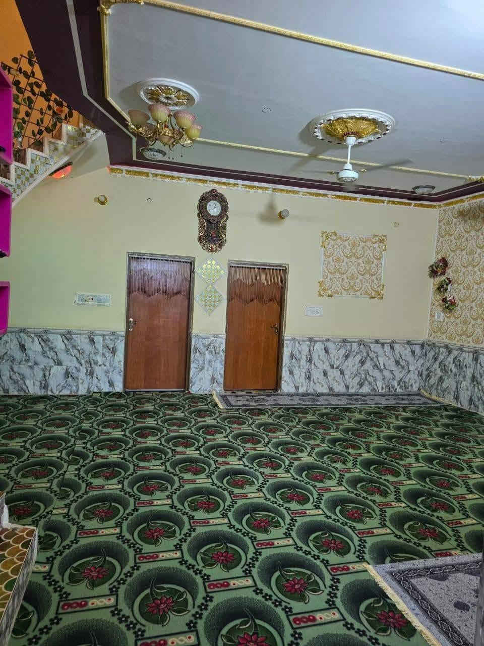 البيت للبيع مساحته 250
بيت متكون من غرف 2(6*4)
صاله(5*8)  استقبال(7*4)مطبخ(5*4)
 منور+ حمام داخلي + حمام خارجي 
موقع البيت //شارع أربعين قرب مكتب عادل حاشوش
السعر خاص 
الاستفسار الاتصال على هذا الرقم ***********
