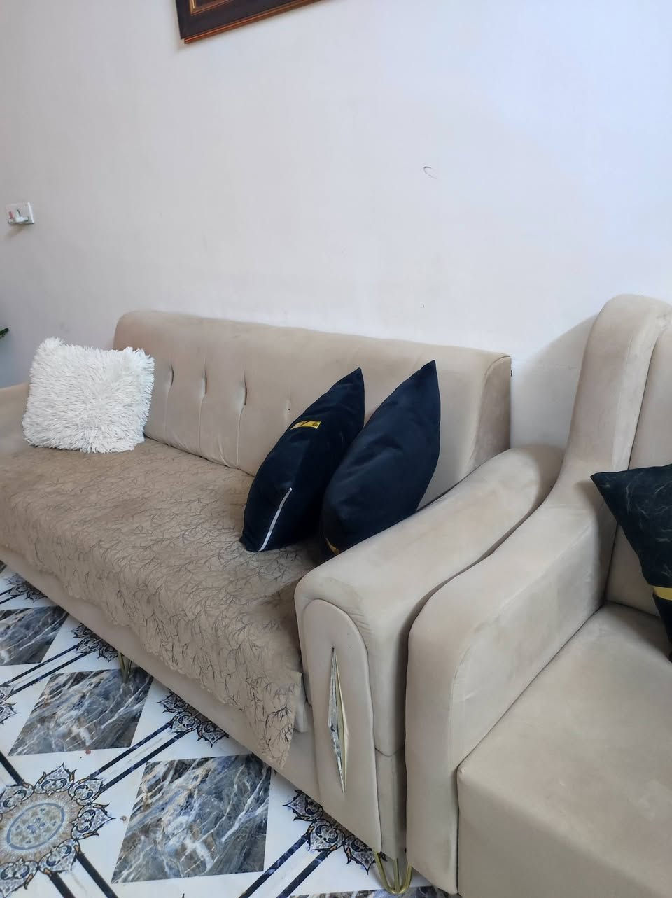 طخم للبيع مع كوشات سعره 450وبي مجال شراي يتفضل خاص او يتصل ***********
