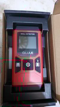 جهاز فحص • اسلاك كهرباء • حائط