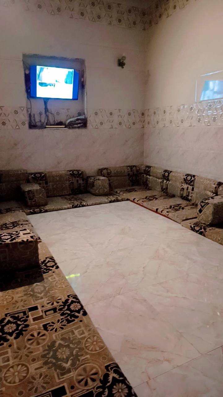 سلام عليكم  بيت البيع 50  متر اقرا محكمه سند 25  قرب مرقد الحر مجمع الذهبي  البيت طابقين يحتوي على طبق الاول استقبال + صاله +مطبخ +صحيات خارجيه +صحيات داخليه الطابق الثاني غرفتين +صحيات الطابق الثاني 
مكلف بالنشر هذا الرقم صاحب الدار ( ***********)
