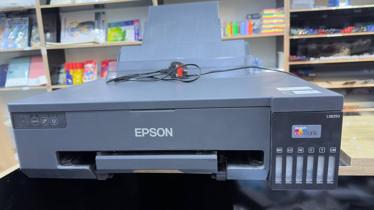 🔥 للبيع طابعة Epson L18050 

من أبرز مميزاتها:
✅ تدعم الطباعة حتى مقاس A3+.
✅ جودة طباعة احترافية بدقة عالية جدًا.
✅ نظام 6 ألوان لإظهار صور وألوان واقعية.
✅ تطبع على أنواع متعددة من الورق مثل: الورق اللامع، الاستكر، PVC، والكروت.
✅ نظام خزانات حبر اقتصادي يوفر تكلفة الطباعة.
✅ سرعة ممتازة مع ثبات في جودة الألوان.
✅ مناسبة للمشاريع، المصممين، محلات الطباعة، والهواة.

📌 الاستخدام: 3 أشهر فقط، استخدام متوسط.
📌 الطابعة بحالة ممتازة وتعمل بكفاءة عالية.
📌 سبب البيع: لم أعد بحاجة إليها.
  

سعر البيع ٦٧٥ الف

للمهتمين التواصل على الخاص.


**إذا كنت صاحب هذا الإعلان وتريد حذفه لأي سبب، رجاءا أرسل رسالة إلى الدعم الفني**