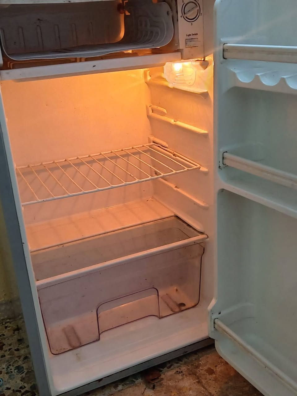 ثلاجه صغيره شرك لفحص 
السعر 110 مكاني الحر 
***********
