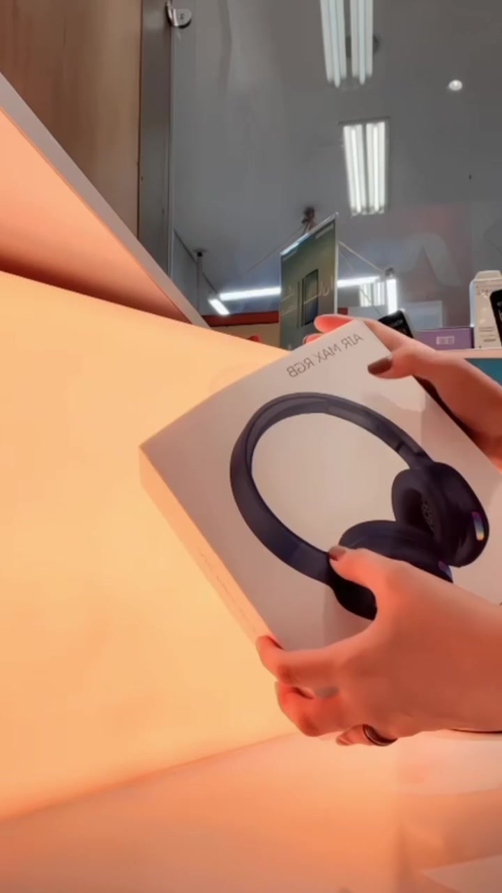 � سَماعة تصميم مريح (تغطي الأذن بالكامل)
🔹 اتصال Bluetooth لاسلكي
🔹 أضواء RGB على السماعة (مظهر جذاب)
🔹 جودة صوت مناسبة لفئتها السعرية
🔹 ميكروفون مدمج للمكالمات
🔹 عمر بطارية جيد لساعات طويلة
🔹 تحكم في الصوت والموسيقى من السماعة.


**إذا كنت صاحب هذا الإعلان وتريد حذفه لأي سبب، رجاءا أرسل رسالة إلى الدعم الفني**