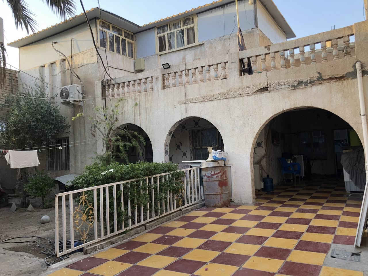 السلام عليكم دار للبيع طابو صرف طابقين مساحة ٢٤٠ تفاصيل  كراج وحديقه خارجيه استقبال هول مجمع صحي خارجي وداخلي وغرفة نوم الطابق الثاني كما موضح بلصوره سندوج غرفتين وهول للاستفسار الاتصال على هذا الرقم ***********
