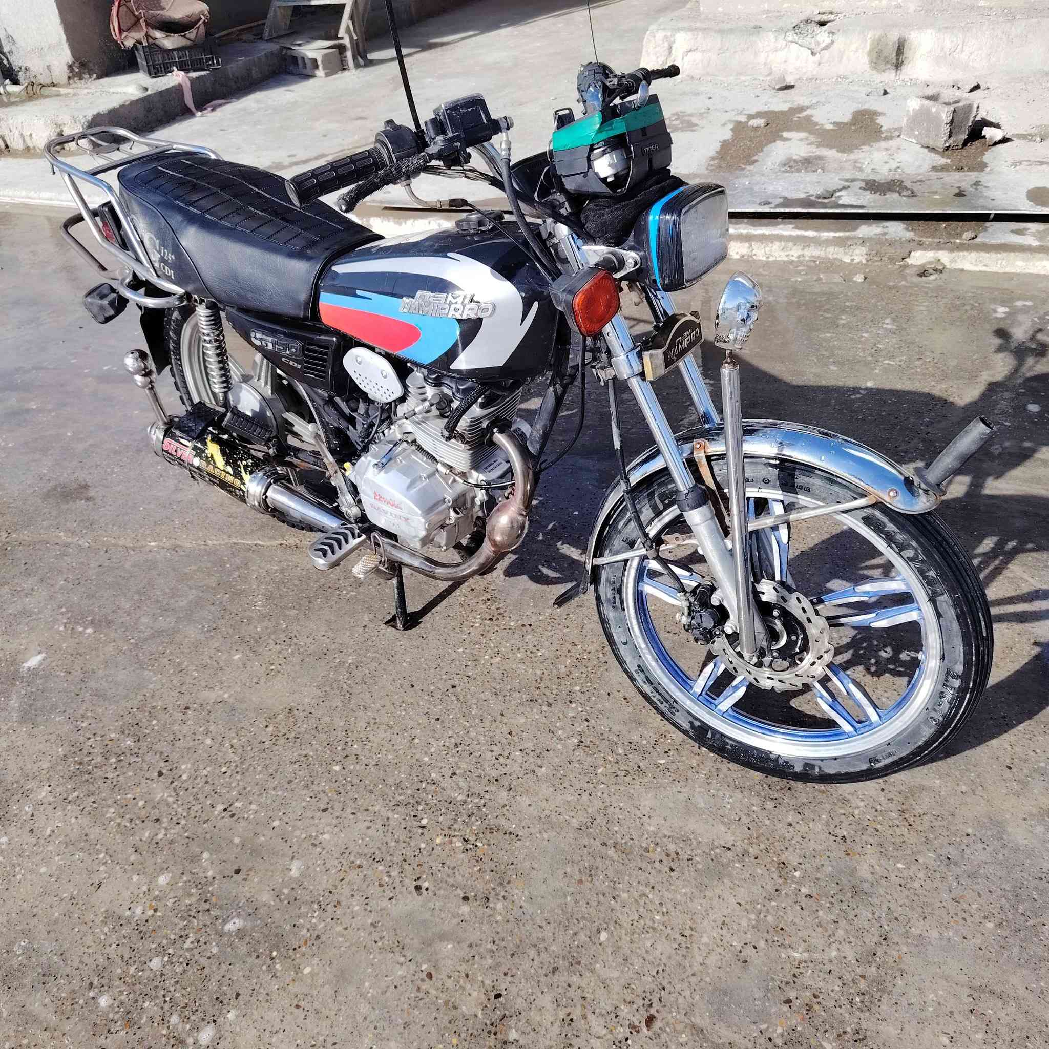 دراجة للبيع سيفان مديل 19 أوراق كامل مكان جلولاء 
نضيفه مثل ما موضح بالصور..

سعر 350 بي مجال للطيبين..

رقم الهاتف ***********
