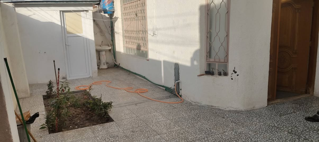 بيت لبيع المساحة 200م الوجهة 10 نزال 20 حي المجتبى شارع الموستوصف يحتوي البيت على استقبال وصالة وغرفتين نوم حمام داخلي وحمام خارجي البيت طابق واحد سنة البناء 2016 طابو صرف السعر 300 مليون وبي مجال ***********
***********
