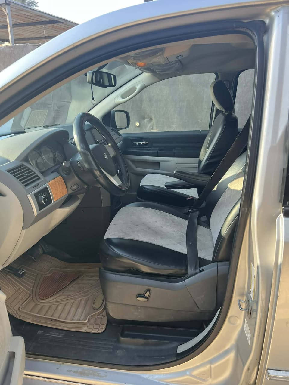 سلام عليكم دوج كرفان موديل 8 بغداد الدولي سنويه وهزه جديده وارد امريكي فول مواصفات كشن سياحي سبعه راكب ابواب مع جنطه كهرباء مصبوغه حزام جماليه مكفوله من الضربه سياره جاهزه تبريد ثلج امامي خلفي كشافات زينون مكينه 3300 مكاني بابل السعر 95 وبيها مجال ***********
