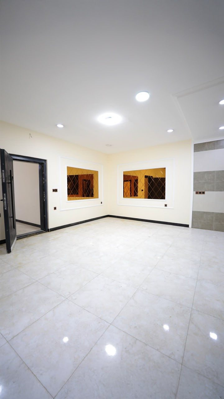 السلام عليكم 
تتوفر شقة للبيع او الايجار 
العنوان الكرادة داخل مقابل لحوم الهناء
للاستفسار التواصل على الرقم ***********
