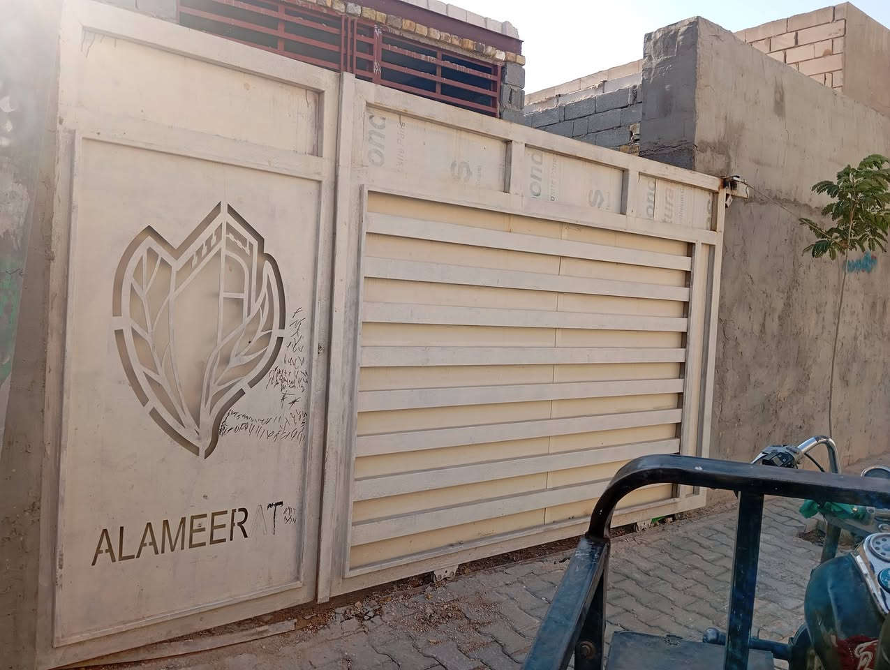 للبيع باب سلايت مالت مجمع الأميرات
طول ٣ أمتار و٧٠ سم كل كسر ما بيهه 
عنوان نداء شارع جامعة الكفيل 
السعر ٣٠٠ الشراي يتصل ***********
