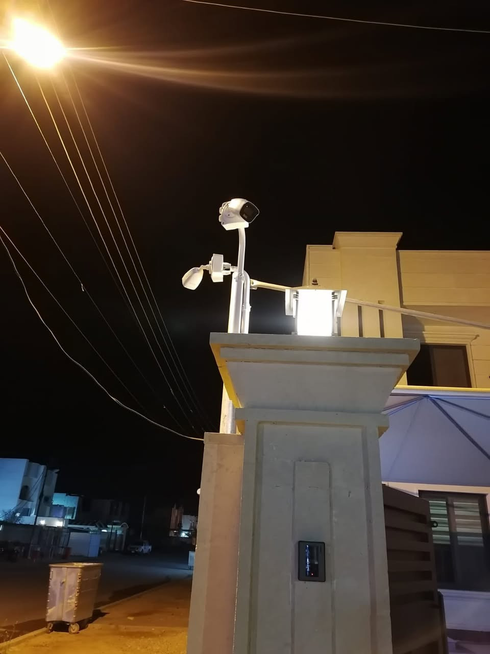 على بركة الله ✨  

تم تجهيز وتنصيب سيستم كاميرات مراقبة بدقة عالية جداً 📹  

🔹 تجهيز جهاز DVR بدقة 8 ميگابكسل  
🔹 كاميرات مراقبة خارجية بدقة 6 ميگابكسل  
🔹 مع كافة الملحقات الأصلية  

تنصيب احترافي بإشراف كادر مختص وبأفضل المعايير 🔧  

للاستفسار والتواصل:  

📞 ***********  

مكتب الوسام لخدمات الحماية والاتصالات

العنوان : قضاء الدور / شارع البانزيخانة/ مقابل متوسطة الشيماء للبنات - مجاور اعدادية الشيماء للبنات.
