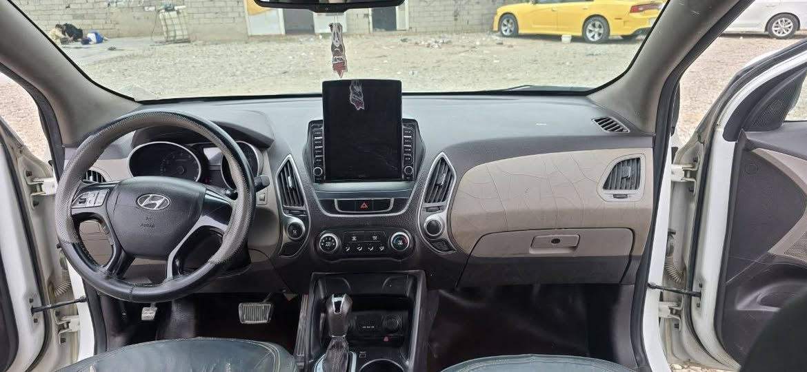 السلام عليكم 

توسان 2014 خليجي رقم بابل بسمي 
بيه سونار بالمنشور 
لون ابيض محرك ٢٠٠٠ 
كير حداديه محرك كفاله عامه 
تبريد جاهزه من كلشي 
مواصفات معروفه 
السعر ١٤٠وبيه مجال 
مكاني الديوانيه قضاء عفك 
رقمي ***********واتساب
***********واتساب
