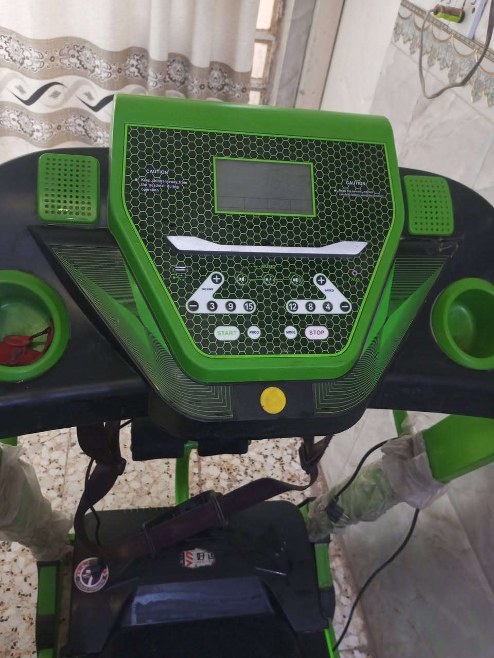 ​جهاز ركض كهربائي منزلي متعدد الوظائف ماركة Weizhen Sports بحالة ممتازة.
السعر 350 الاستعمال اقل الشهر يحمل وزن 120 سبب البيع عدم التفرغ /المكان الديوانية

​🛠️ أهم المواصفات والمميزات (تگدرين تنسخيها للإعلان):
​جهاز متعدد الوظائف (Multi-functional): ما يقتصر بس على الركض، وياه ملحقات إضافية:

​جهاز مساج وهزاز كهربائي (حزام التخسيس): مدمج بالجهة الأمامية لعمل مساج لمنطقة البطن والظهر بعد التمارين.

​مساند لتمارين المعدة: توجد إسفنجات بالأسفل لتثبيت القدمين وعمل تمارين البطن (Sit-ups).
​الشاشة والتحكم (الكونترول): شاشة رقمي
ة واضحة ( تعرض (الوقت، المسافة، السرعة، السعرات الحرارية).

​أزرار التحكم السريع:

​أزرار للتحكم بالسرعة (Speed) واختصارات سريعة (4، 8، 12).
​أزرار للتحكم بالميلان (Incline) واختصارات سريعة (3، 9، 15).
​نظام مفتاح الأمان الأحمر (Safety Key) للتوقف المفاجئ في حالة التعثر لحماية المستخدم.
​المميزات الترفيهية:
​مدمج بسماعات صوتية (Speakers) للاستماع للموسيقى أثناء الركض.
​يحتوي على منافذ مدمجة مثل منفذ USB ومنفذ AUX لتوصيل الموبايل.
​يحتوي على مكانين (حامل أكواب) على جانبي الشاشة لوضع مطارة الماء أو الموبايل.
​التصميم والمتانة:
​هيكل متين بلون أخضر وأسود مميز، والمقابض مغلفة (مما يعني المحافظة عليه).
​قابل للطي لتوفير المساحة عند عدم الاستخدام.


**إذا كنت صاحب هذا الإعلان وتريد حذفه لأي سبب، رجاءا أرسل رسالة إلى الدعم الفني**