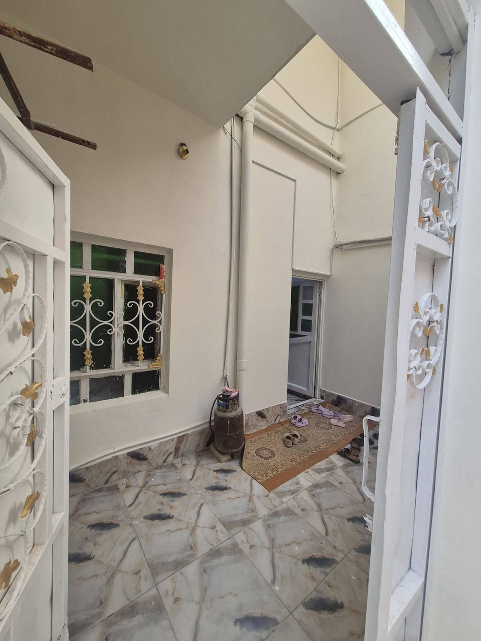 🏡 بيت للبيع – فرصة مميزة 🏡
للبيع دار سكنية بمساحة ١٠٠ متر، مكونة من ٣ طوابق، موقع ممتاز بالقرب من مدينة ألعاب السندباد – السايدين الجدد، تقريباً ١٠ دقائق مشي عن الإمام ✨

🔹 تفاصيل الدار:▪️ الطابق الأول:غرفتين + صالة + استقبال + حمامين

▪️ الطابق الثاني:يحتوي على سويتين مستقلتين، كل سويت بمساحة ٥٠ متر ومتكامل الخدمات

▪️ الطابق الثالث:سويت كامل مستقل مع نصف سطح

✔️ الدار مناسبة للسكن العائلي أو للاستثمار وتأجير السويتات

💰 السعر: خاص

📞 للاستفسار والمشاهدة يرجى التواصل على الخاص
 ***********
