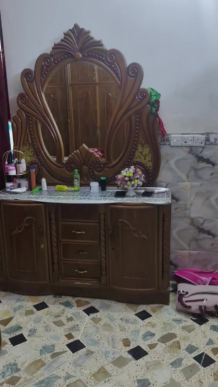 السلام عليكم غرفه اخشاب للبيع السعر 800 غرفه نظيفه رقم الهاتف ***********
