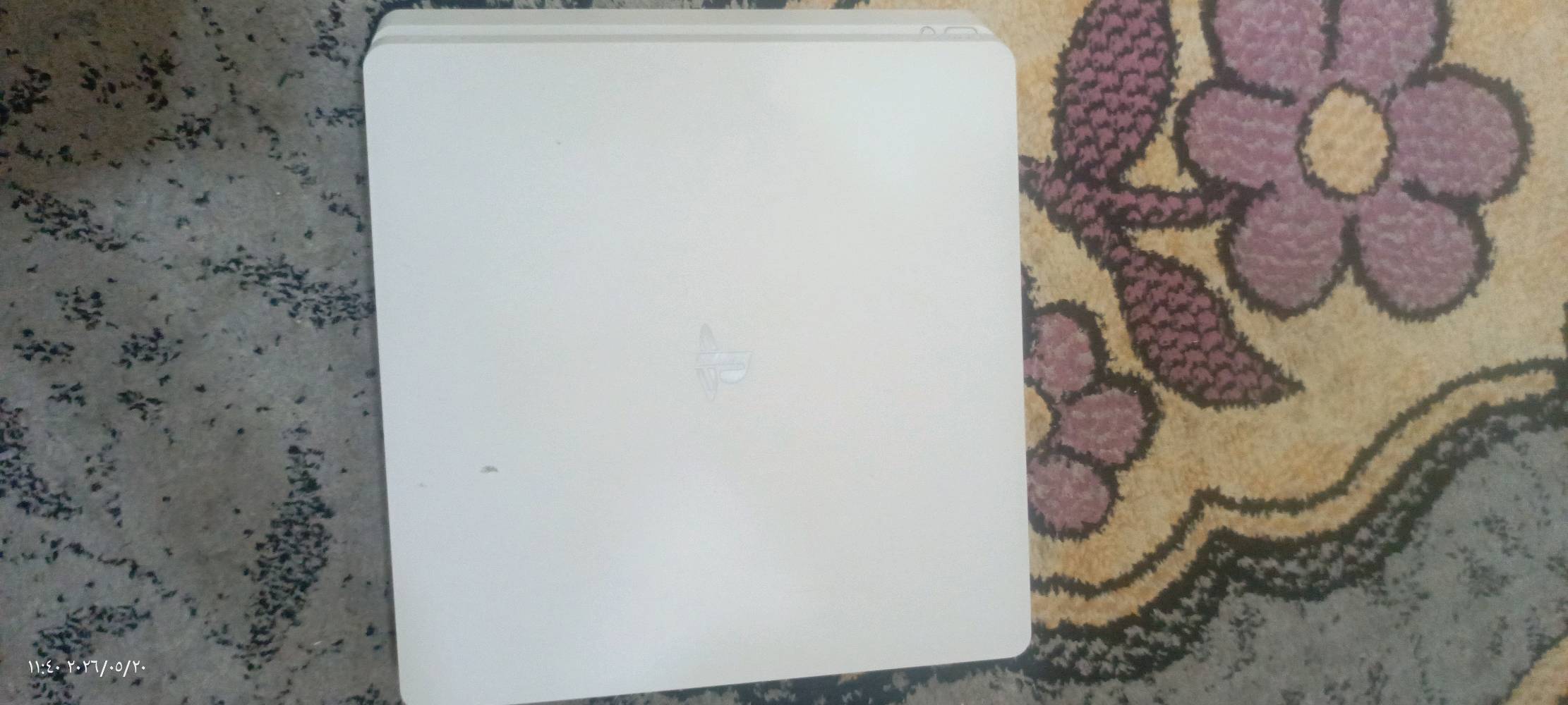 السلام عليكم عندي بلي4 سلم ابيض ريجن ياباني مامفتوح ولا مصلح ملحقاته كامله الكرتونه والكيبلات الطاقه وعرض الصوره وكيبل الشحن و 2 جوستكات تجاريات نظامه 13.50 بدون العاب اي استفسار راسلني خاص