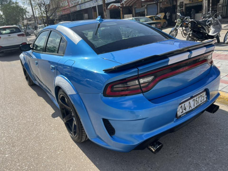 سلام عليكم 
جارجر مديل 2020 اصل لون بحري
فول السياره فتحه شفتات سترن جلد 
مكينه 6 سلندر 
بيه 3 قطع سرقه و الفخذه مبدله جهت السايق بمريكا 
مكان السياره بالنجف الرقم *********** 

السعر 153 وبيه مجال
