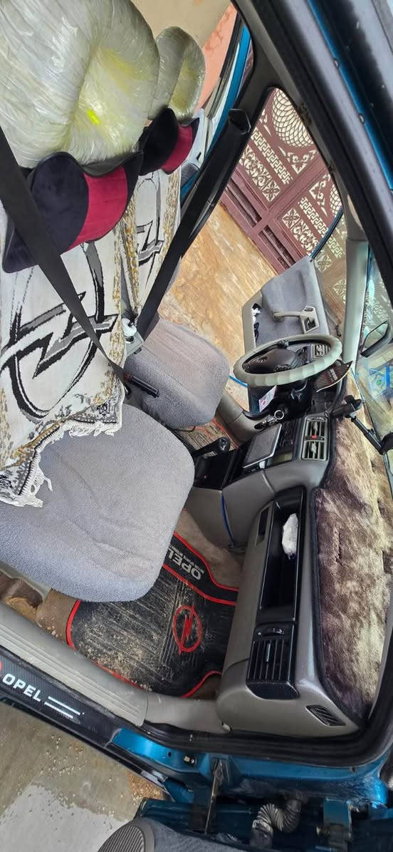 اوبل فكترا موديل 1992 مكينة حجم 20  كير أوتوماتيك .. كير محرك شرط جامات امامية كهرباء سقف سلايت كهرباء شاشة ايباد صدر امامي خلفي جديد أربع تايرات جديد رقم كركوك دولي مسطرة كوبون بانزين شرط التحويل مكاني كركوك السعر 47 وبيه مجال رقم صاحب السيارة *********** Singapore
