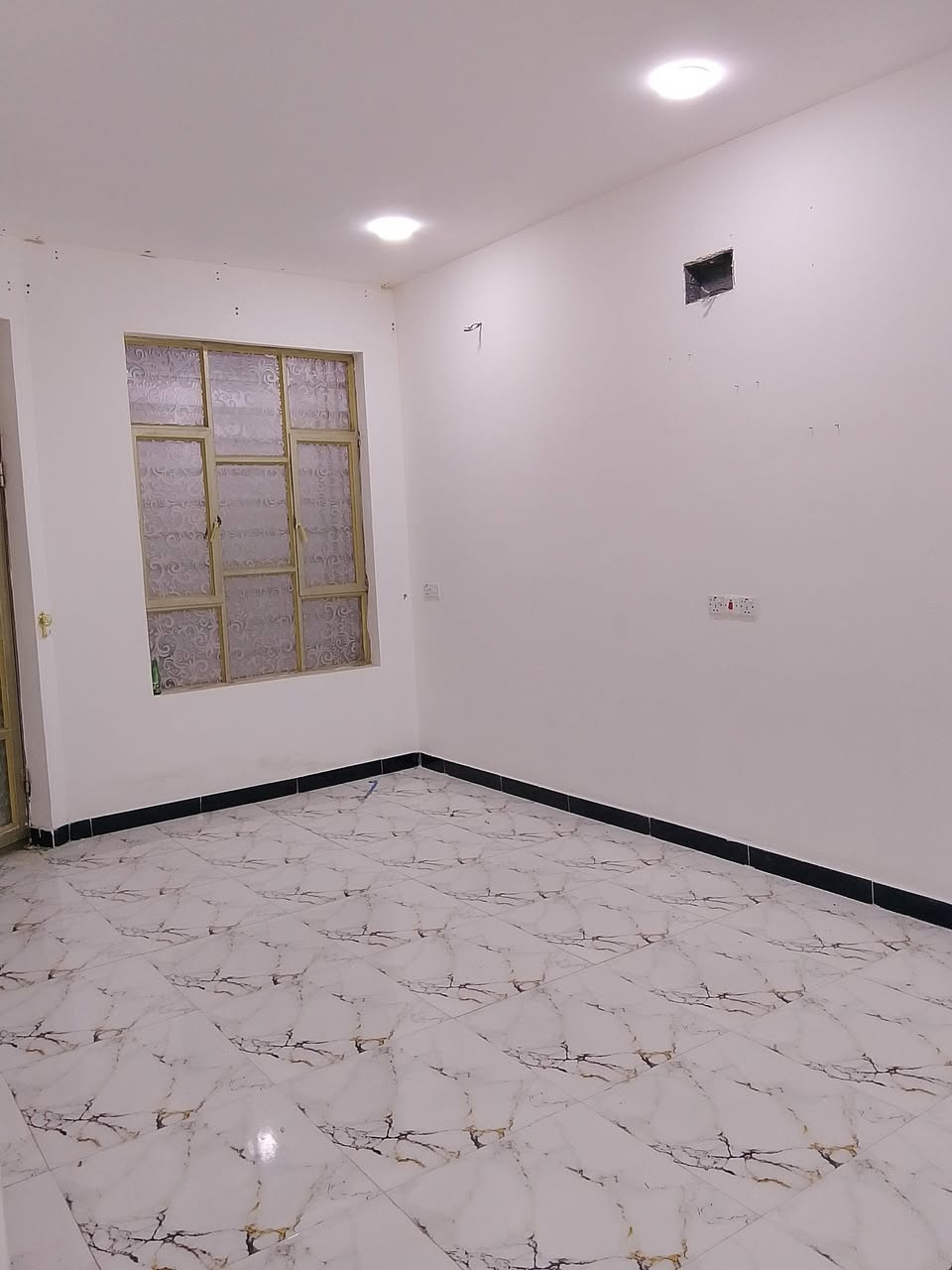 بيت للايجار
بيت 100متر طابق واحد  يحتوي على استقبال مع هول ومطبخ حار وغرفة نوم وحمام داخلي وخارجي ودرج وسطح.... العنوان نهاية أربع شوارع قرب مخبز جنات الغير كاع ابو ريسان وللاستفسار الاتصال بالرقم ***********
