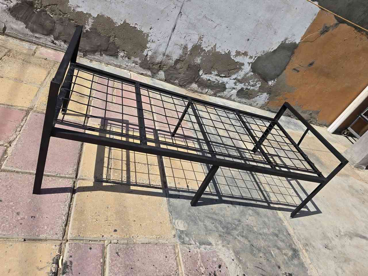 جربايه حديد تكمه درجه اولى نفر واحد السعر ٥٠ جديده غير مستخدم حداده فول وصبغ لاتصال ع رقم ***********عدد الارجل ٦ ثقيل جدا
