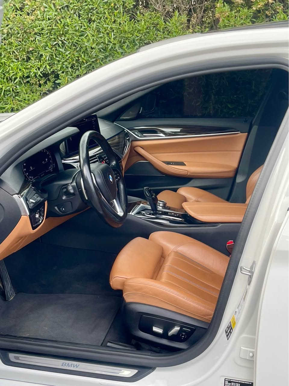 السلام عليكم 
BMW 530i 2022 🇩🇪

اعلى فئة من ناحية المواصفات 
داتاشو 
سماعات هارمن كاردن 
داخل قرميدي 
وكتاب تضليل 80‎%‎ قانوني 
ضرر السياره : جاملغ خلفي صبغ 
والصندوق مبدل نفس اللون
بدون ايرباك 
ماشية 94 كيلو فقط 
حساسات 360 درجة
تدفئة بالمقاعد الامامية والخلفية
مكان السياره اربيل 
السعر : 319 ورقة فقط

***********
*********** أربيل, العراق
