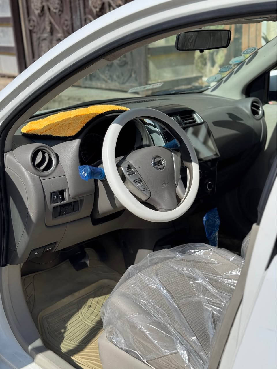 نيسان سني هندي ليبل ازرق 2018 السيارة مبدل بيها جاملغ امامي ايسر وحالوب قمارة فقط بدون دواخل وبيها ملاحظات مثل رصعات على شخوط السيارة جاهزة للأخير كير مكينه حدادية ادامه عامة مسوي السيارة تضرب كير وتطلع شرط الفحص ميحتاج مصرف السيارة مال جناي خيرمن الله 
السيارة باسمي تحويل ثاني يوم 
عارضها 100$ وبيها مجال 
***********
*********** بغداد, العراق
