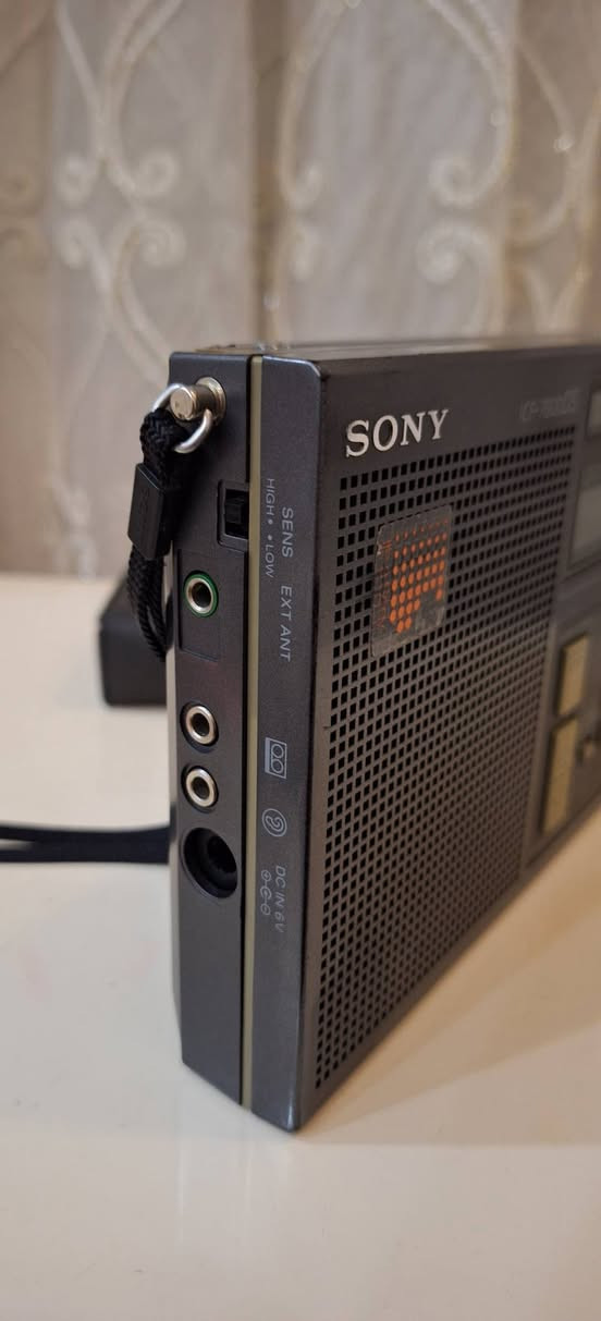 رادیو سوني یاباني اصلي نضیف جدا كامل شغال  یعمل علی ٤باتري قلم  رادیو
و۲ باتري قلم الساعة 
انتاج سنة 1987 موجات رادیو 
FM  MW  SW  LW
توصیل   للحجز مراسلة الصفحة او مراسلة واتساب على الرقم ***********
