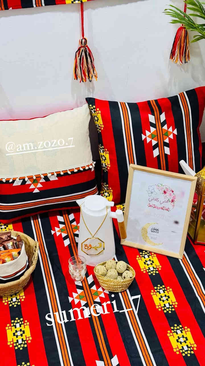 مفروشات ركن رمضاني 🌙✨💫مميز بنقش بدوي متوفر جمله الدرزن ١٩٧ الف اقل كميه ٢ درزن ( متكون من وجه كوشه ٣  /مفرش ارضي / ديكور جداري  / أكياس٢)  للحجز والاستفسار دايركت او وتساب ***********
