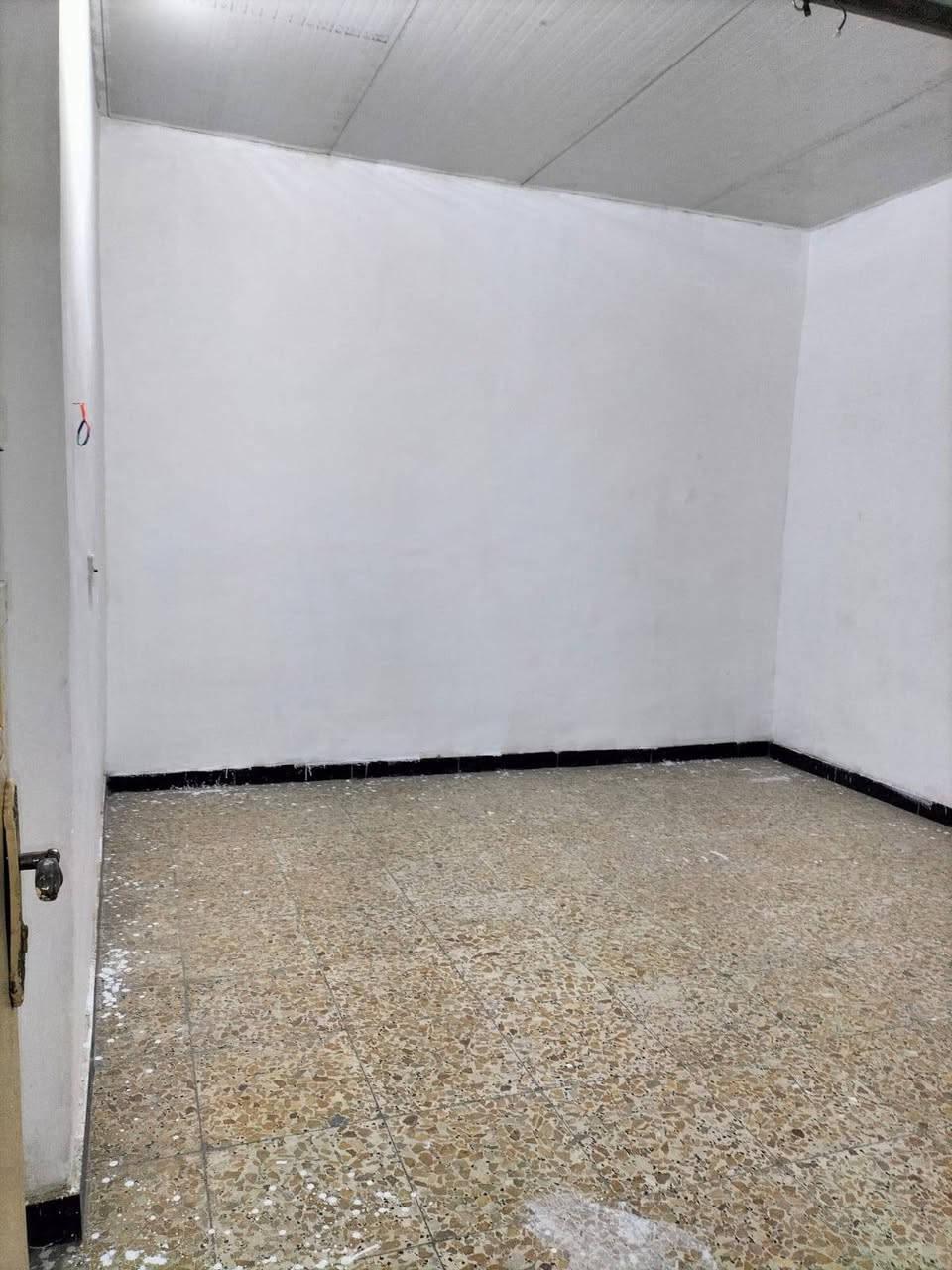 بسم الله الرحمن الرحيم

يتوفر دار للايجار🚨
مساحه ٨٠ متر
موقعه المشتل قريب من شارع المطبك
يحتوي على ممر استقبال
غرفتين نوم خدمات منور مطبخ
الطابق الثاني يحتوي على صاله وخدمات وغرفه نوم  
للاستفسار الاتصال وتساب
***********
