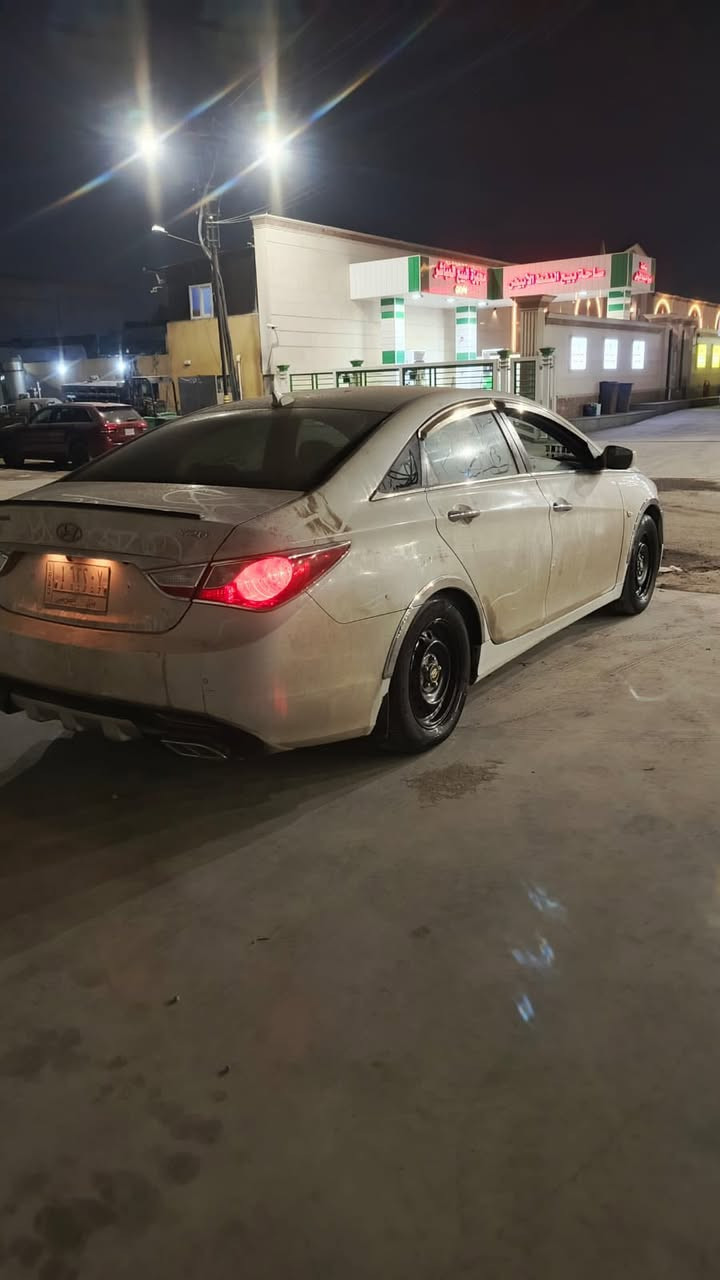 سلام عليكم بيع مستعجل سوناتة موديل 2013رقم بابل مكمل معاملتها بسمي يعني تستلم رقام انكليزي سيارة مكينة كير صدر امامي خلفي كلة مكفول تحكم ستيرن جهتين شاشة كأمرة كشنات جلد سيارة غاز مكفولة بدون صبغ بيها مكانات صغار فقط ولباقي مكفول مكاني بغداد معروضة 85رقم الهاتف ***********
