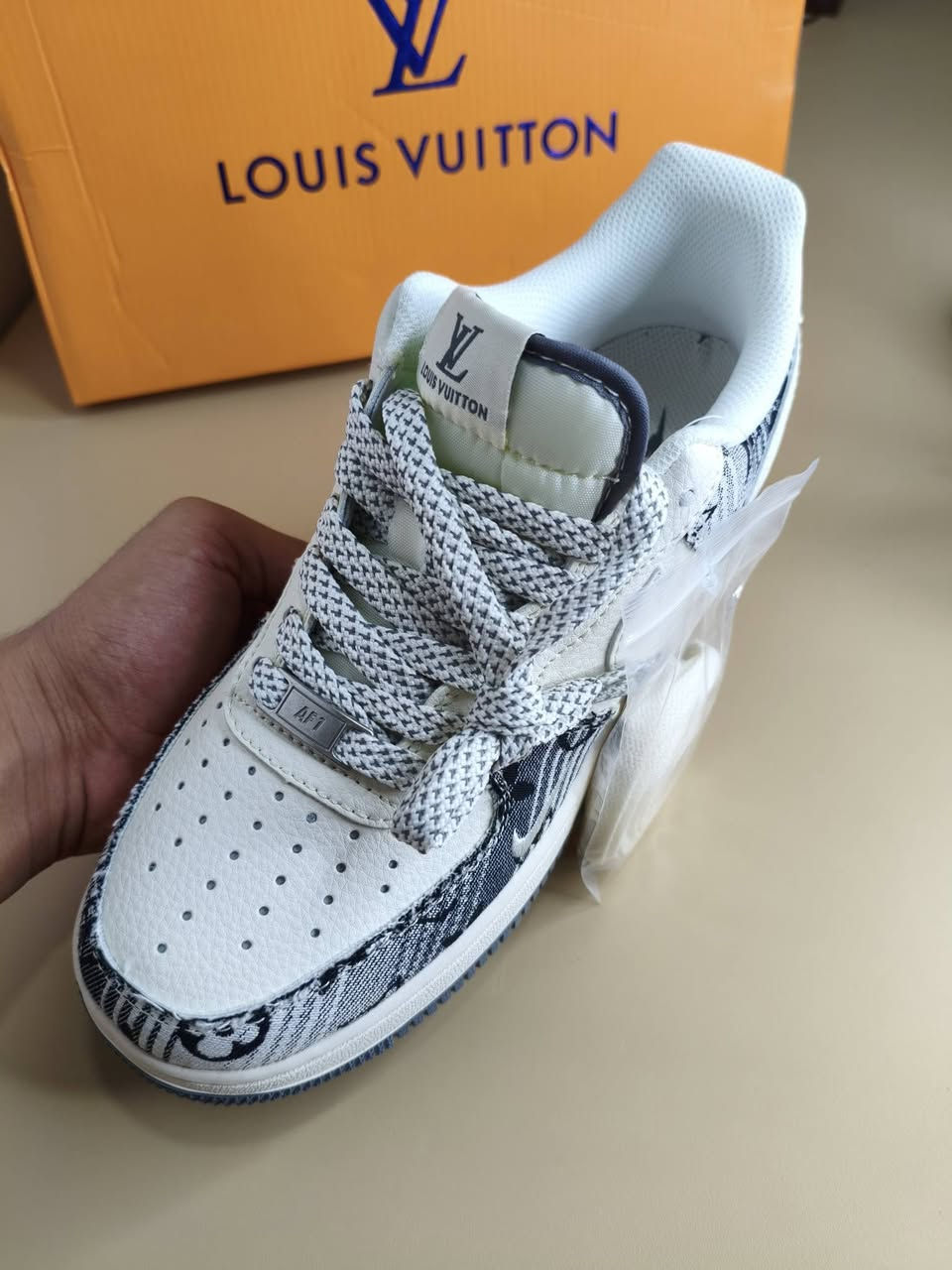 أجا العيد و ما نسيتكم 😉
تكمل الاناقه ويه 👇🏻

حذاء LOUIS VUITTON 
جديد  قياس 40


**إذا كنت صاحب هذا الإعلان وتريد حذفه لأي سبب، رجاءا أرسل رسالة إلى الدعم الفني**