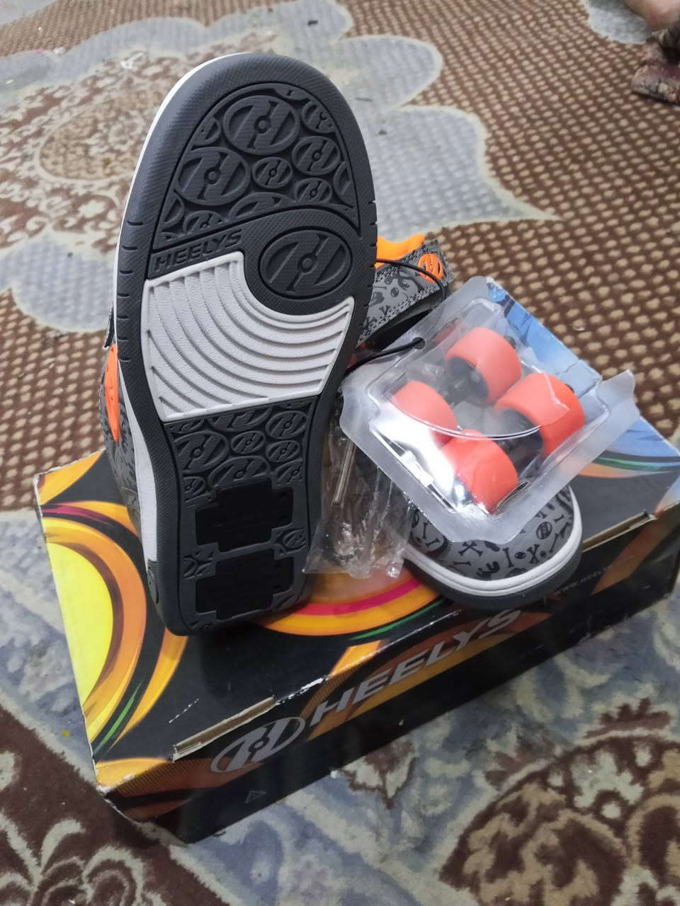 سلام عليكم حذاء هايلايزللبيع حذاء جديدة سعر 30 مكاني بغداد الحريه رقم الهاتف ***********
