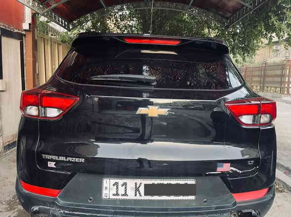 السلام عليكم اخوان . 
سيارة شوفرليت تريل بلايزر 
موديل 2024 
ماشية 10 كم 
رقم بغداد سنوية بأسمي تحويل ثاني يوم 
فول مواصفات ما عدا الفتحة 
تحكمات ستيرن فول 
تدفئة كشنات ، تدفئة ستيرن 
جام اوتو امامي 
شاشة قطعة كاملة ديجيتال 
رادار + نقطة عمياء + رادار جانبي + حساسات 
اوتو ستوب توقف ذاتي منع اصطدام 
تبريد ثلج 
محرك 1300 توربو 
نظام sport 
تشغيل عن بعد ، وبعد مواصفات ماشاء الله
حادثها فقط دعامية خلفية بسيط جداً 
السعر 160 واسف ع اطالة 
مكاني بغداد - ***********
