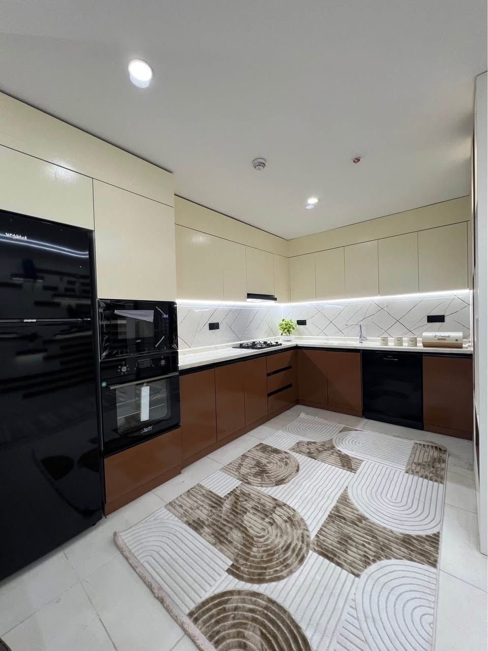 شقة للبيع باثاث غير مستخدم و ديكورات حديثة 
الشقة مساحتها 170 متر 
متكون من ثلاث غرف نوم 
و موقعها في اربيل مجمع واو تاورز علي شارع 100م مقابيل جامعة جيهان في المربع الذهبي 
و المجمع يوجد فيها جميع الاحتياجات و قريب علي كلشي  
عقارات الرفاهية
للأستفسار : *********** أربيل, العراق
