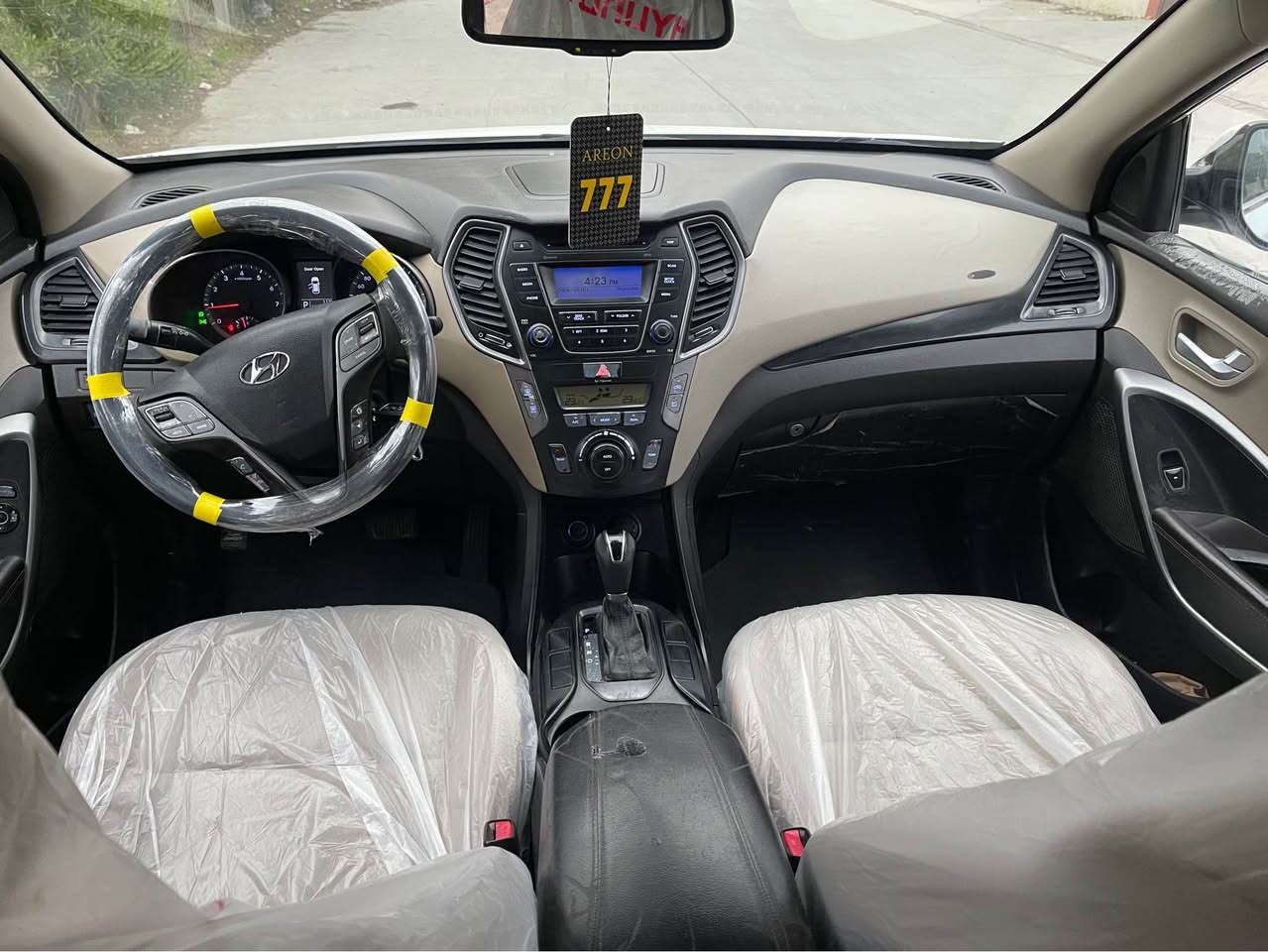 سنتافي شكل جديد 
2013 
محرك 4 سلندر شرط لا صرف وبخار 
كير اتومتيك شرط
تدفئ تبريد شغال 
كهربيات كامل شغال 
فول موصفات 
كشنات  امامي كهرباي
كامرة دوار حساست 
سقف بانورما 
7 راكب 
مريات ليد شفط
جملاغ سايق صباغ وبنيد مبد بلادي 
شرط ما بيه اي دواخل 
او معجون  فحص ماله موجود
ماشيه ١٩٠ حقيق 
خليجي محرك دوش مرغوب
سيارة نظيف ما بيه نقص دينار 
سعر 138 وبي مجال 
مكاني كركوك روناكي 
*********** كركوك, العراق
