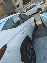 توسان ٢٠٢٢ وارد امريكي فقط باب مبدل سيارة جداً نظيفة ماشيه ٤٠ الف مواص...