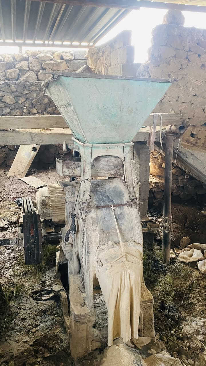 السلام عليكم
 ماكنة طحن للبيع تطحن حنطة وشعير وذرة صفره 
موطور ٥٠حصان مع بورد كهرباء كامل
العنوان قرية اشويرات
رقم الهاتف 
***********
