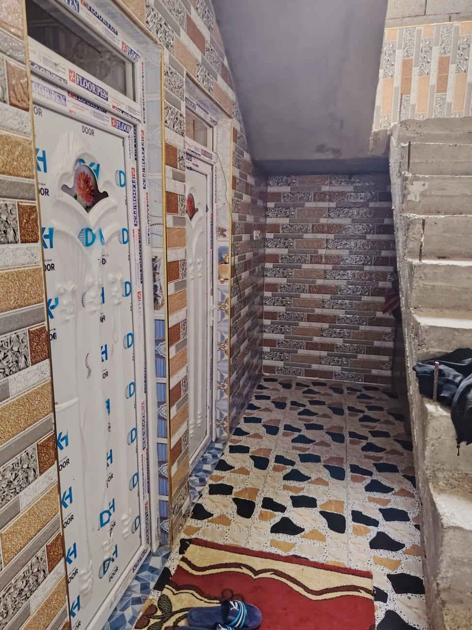 دار سكن للبيع طابو صرف في حديثة حي العسكري 
مقابل دائرة شبكات حديثة 
مساحة الدار /500متر
يتكون من طابقين 
الطابق الأول
ديوان 10*4.5
هول5*4.5
غرفتين نوم 5.5*4.5
صاله داخلية
ومطبخ حار وبارد
صحيات داخليه وخارجيه
الارضية كاشي 
الطابق الثاني 
غرفتين نوم 5*4
مصبوبه فقط
السعر/85 مليون قابل لتفاوض
عنوان المكتب/الانبار/ حديثة /حي العسكري/ مقابل أسواق علي نصيف للاستفسار الاتصال على الرقم 
***********
