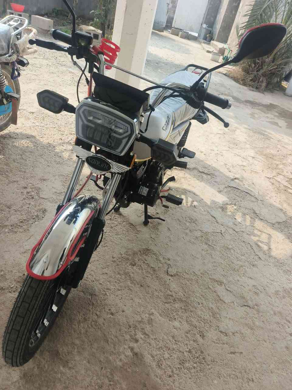 سلام عليكم
سيفان للبيع موديل 2025 دراجه بعدها جديده ومكفوله من كلشي اوراق دراجه شوفت عينك مكفوله من شخط 
سعر 900 وبيها مجال العنوان ديالى الخالص فلكه مصطفى جواد رقم *********** بي واتساب
