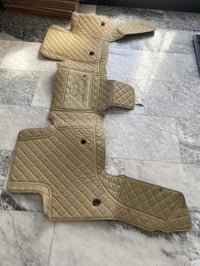 ارضية جلد اصلية • قطعة خلفية • نظيفة