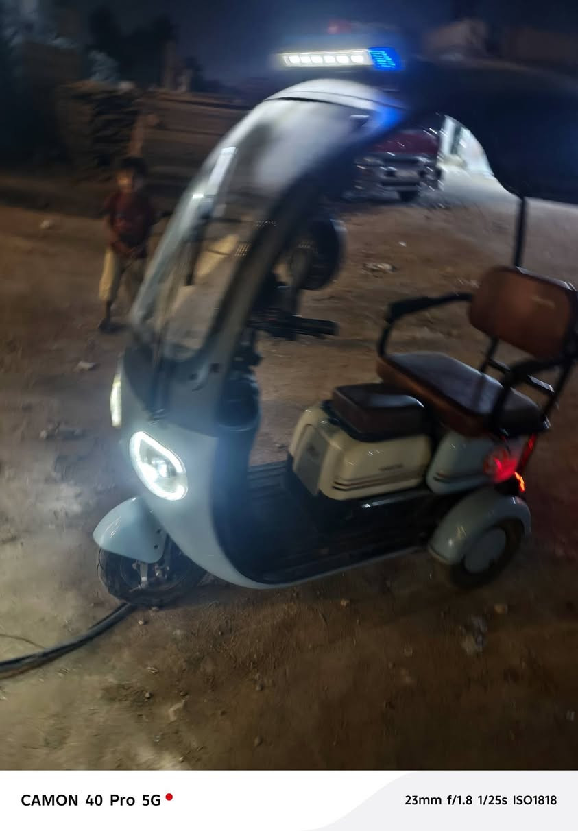تكتك شحن تحمل شخصين لبيع سعر 600مكانه بابل مركز رقم  ***********دراجه نضيفه مامشتغله هواي
