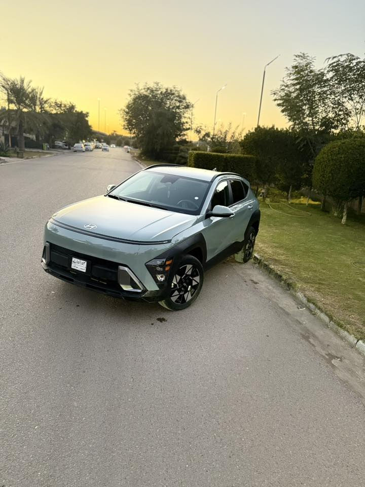 📌 للبيع: كونا 2025 فئة S.E.L – وارد أمريكيو

🚗 الموديل والمواصفات:
• Ford Kono 2025 فئة S.E.L
• محرك 4 سلندر 2.0 لتر
• وارد أمريكا (American Import)

🎨 اللون الخارجي:
• Pistachio Green (أخضر فستقي / Pistachio Green Metallic) — لون جذاب ونادر يعطي مظهر راقي ومميز.  

🛣️ الممشى:
• ممشى شبه زيرو — فقط 1000 كم!
(سيارة كأنها جديدة تقريبًا)

⚠️ الحالة الفنية والأضرار:
• بدون شواصي (بدون رسوم تصادم ضخمة)
• بدون لغد ما الحادث
• فقط تبديل بنيد وتكحيل جوملغ الأمامي فقط
• الدعامية من غير مبدلة
• الأيرباك سليم بالكامل

مكاني حي الجامعة السعر 163 وبيها مجال 
***********

