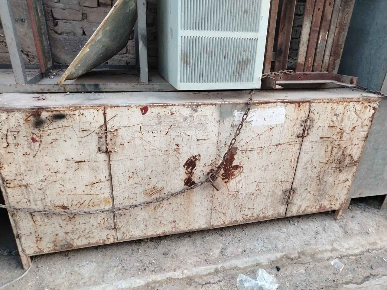 سلام عليكم غراض حدادة كترات عدد ثنين واحد شغال100%  والاخر بيه عطل مع تيغ بلادي 
مولد بنكي 2701 راس توليد 30 Kv 
معواجة عرض متر عراقية  
مع رفوف و بوفية حديد عرض 90 سمك مليمين ثكيلة طول مترتين وميز حديد 3 امتار سمك البليت 6 ملم  مثل ما موضح بالصور عدكم مكاني بغداد حي النصر  ***********
