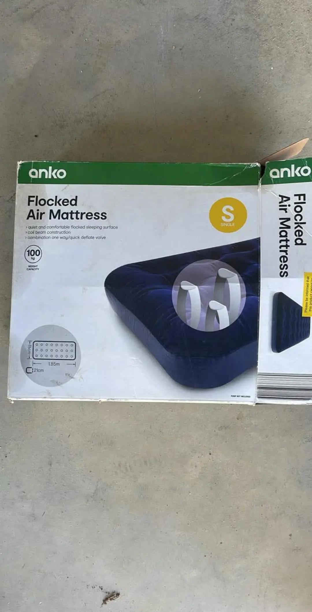 النوع: مرتبة هوائية مخملية (Flocked Air Mattress).الحجم: مفرد (S / Single).الطول: 1.85 متر.العرض: 76 سنتيمتر.الارتفاع (السُمك): 21 سنتيمتر.الحد الأقصى لتحمل الوزن: 100 كيلوغرام.الميزات المذكورة على العلبةسطح علوي مخملي ناعم ومريح ومقاوم للانزلاق.تصميم داخلي مدعم (coil beam construction) لتوفير الدعم والثبات أثناء النوم.صمام ثنائي الوظيفة يتيح النفخ السريع وتفريغ الهواء باتجاه واحد لمنع التسرب.


**إذا كنت صاحب هذا الإعلان وتريد حذفه لأي سبب، رجاءا أرسل رسالة إلى الدعم الفني**